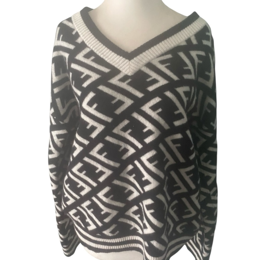 Fendi Women's Black and White  Cashmere Sweater